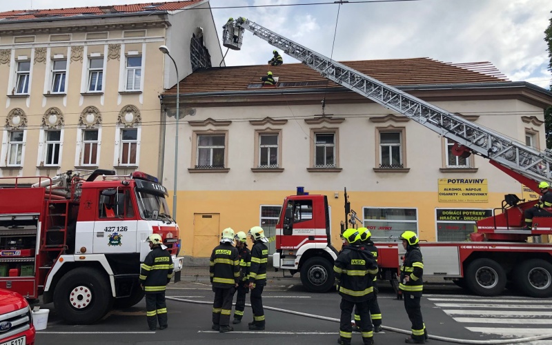 Práce na střeše se zvrtly. Oheň zkrotili hasiči naštěstí rychle