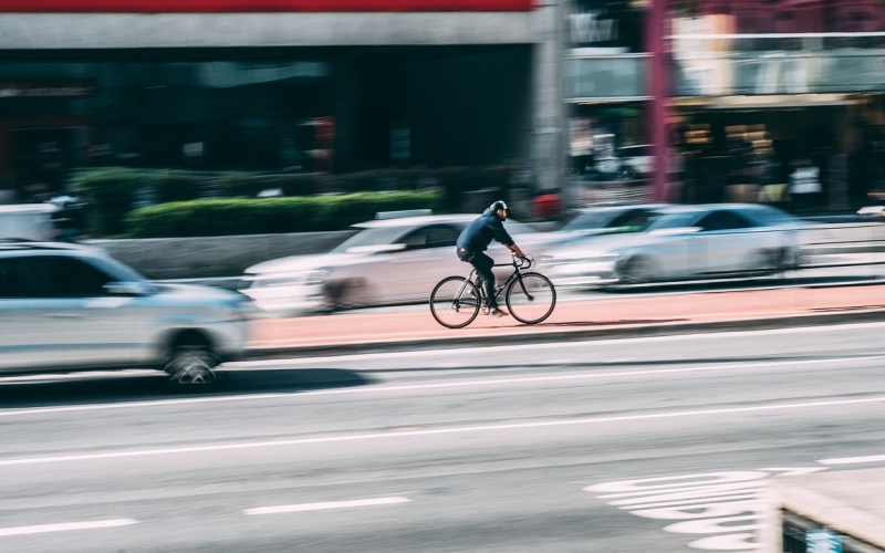 Nový pracovní týden začal v Ústí dopravní nehodou. Osobní vůz srazil cyklistu