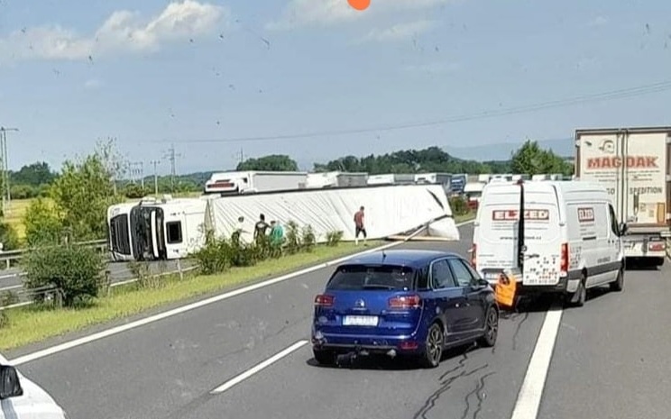 Jízda po dálnici D8 je dneska naprostým peklem. Záchranné složky na ní řeší několik dopravních nehod