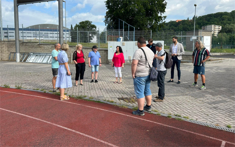 Na Městském stadionu začala rekonstrukce běžecké dráhy, stávající povrch je ve špatném stavu