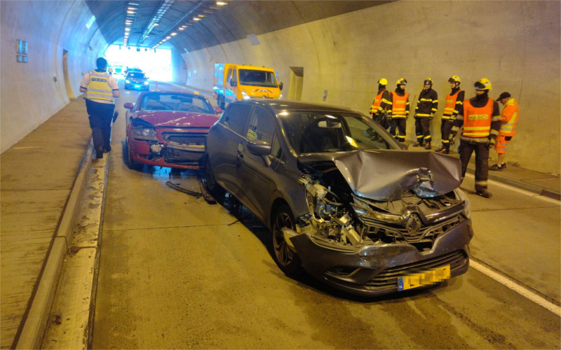 FOTO: V dálničním tunelu ve směru na Německo se srazila dvě auta, na místo vyjížděli hasiči