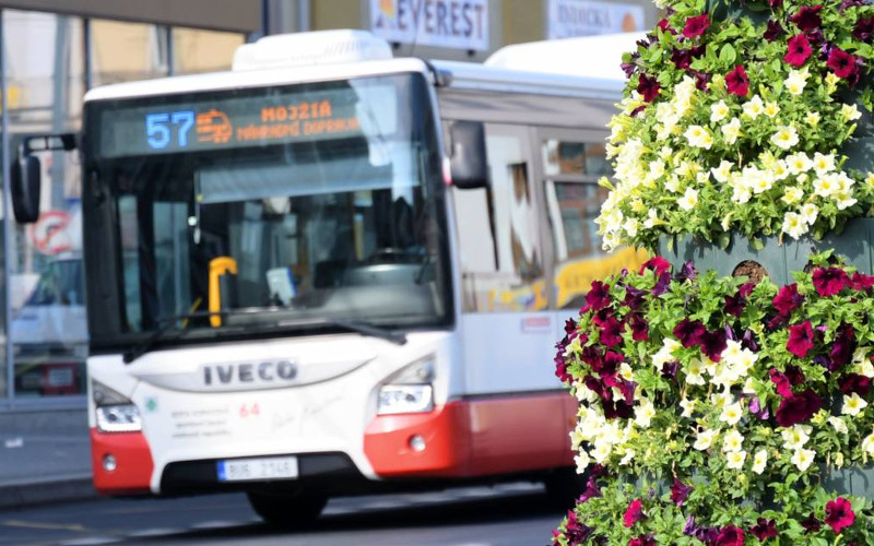 Linka do problémového Mojžíře se zkrátí, nově bude nástup pouze předními dveřmi