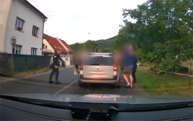 VIDEO: Zfetovaný řidič sešlápl plyn a začal ujíždět před policisty. V autě vezl kradené věci