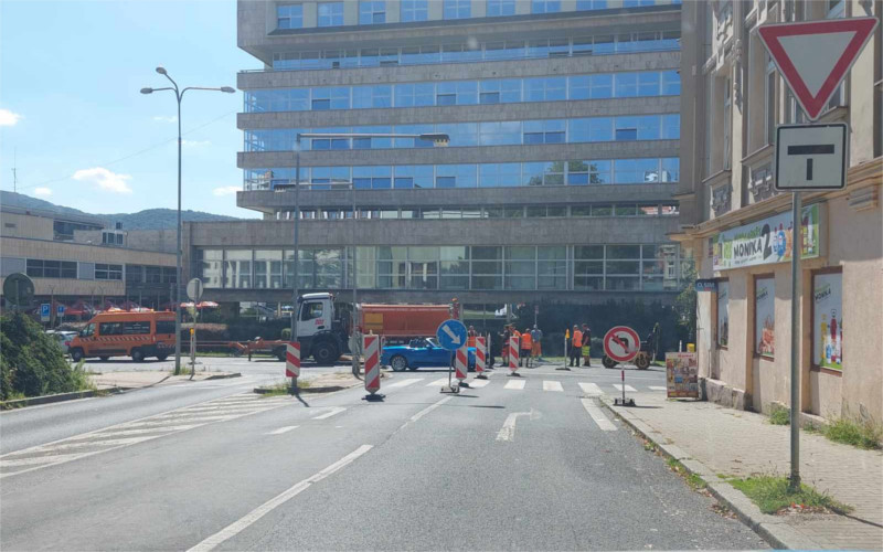 Oprava silnice uzavřela ulici Velká Hradební v Ústí, na místě se ve špičce tvoří kolony