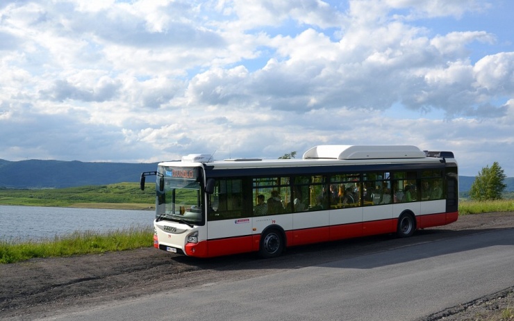 Autobus zdarma k jezeru Milada využilo již přes tři tisíce cestujících