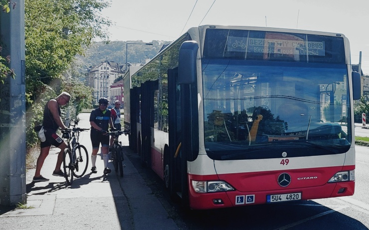 Cyklobus z Labské stezky rozšířil svou trasu! Milovníky jízdy na kole rozváží po Ústí bezplatně