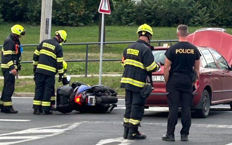 PRÁVĚ TEĎ: Dopravní nehoda na Kamenném vrchu zaměstnala všechny složky IZS