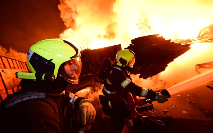 Hasiči z Ústeckého kraje pomáhají v boji s rozsáhlým požárem skládky na Sokolovsku