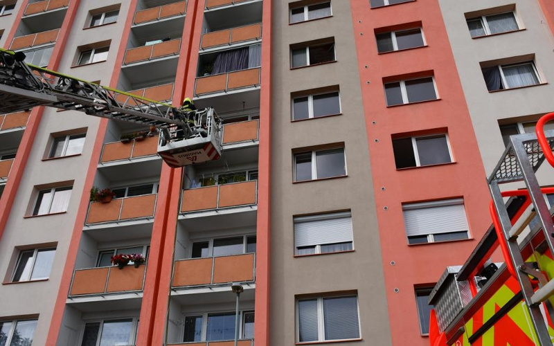 OBRAZEM: Na balkoně panelového domu došlo k požáru, hasiči zasahovali pomocí výškové techniky