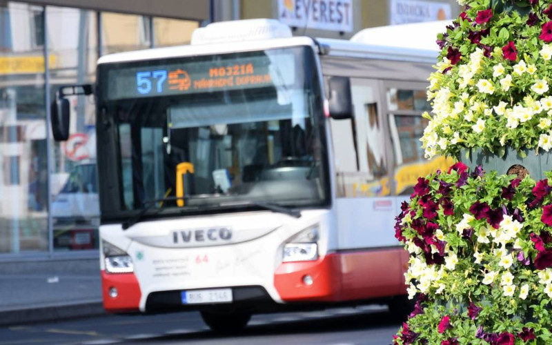 Ústecký dopravní podnik posílí patnáct nových autobusů. Budou mít USB nabíječky i antikolizní systém