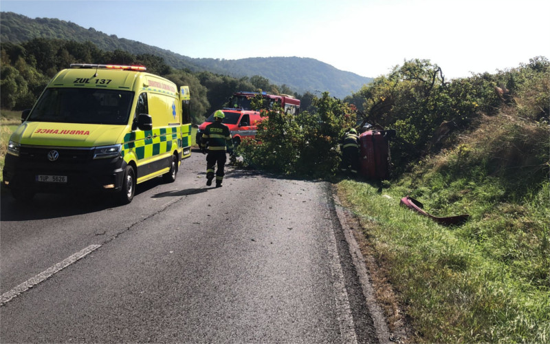 AKTUÁLNĚ OBRAZEM: Auto vyjelo ze silnice a přerazilo strom, řidička skončila v péči záchranářů