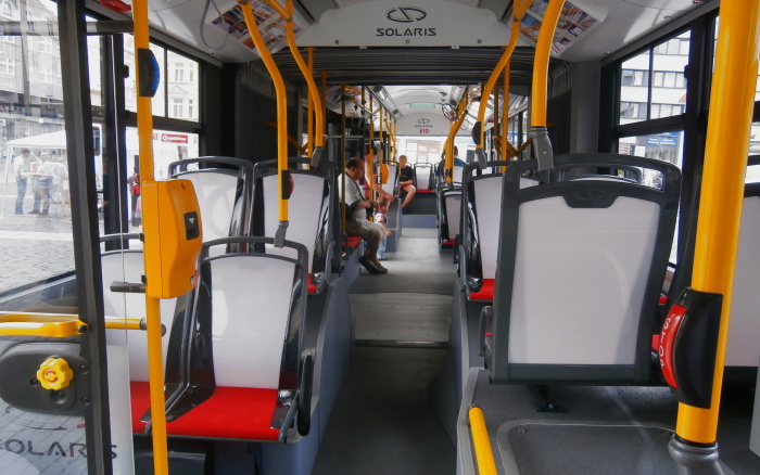 Uživatelé sociální sítě v anketě ústeckého Dopravního podniku dali přednost plastovým sedadlům