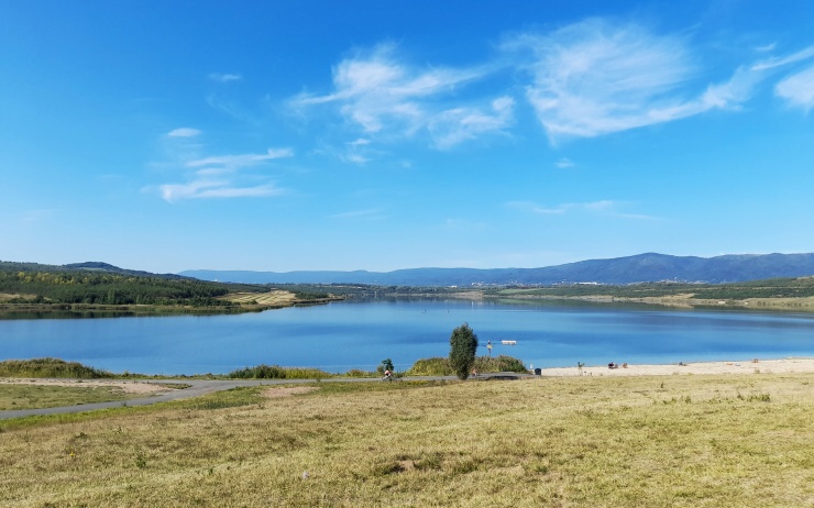 Okolí jezera Milada i samotná vodní plocha projde očistou