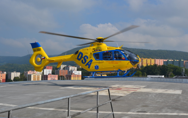 Heliport ústecké Masarykovy nemocnice přijme ročně desítky pacientů přepravených leteckými záchranáři. Zdroj: www.kzcr.eu