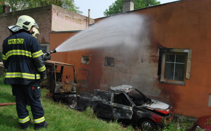Požár dvou odstavených aut. Foto: Michal Mikšovský HZS ÚK