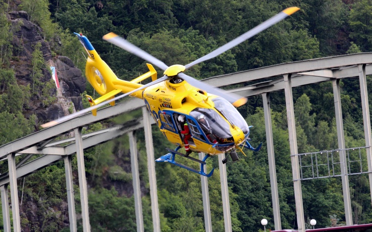 Muž se zranil po pádu ze skály, na pomoc mu letěl vrtulník a vyjeli záchranáři s hasiči