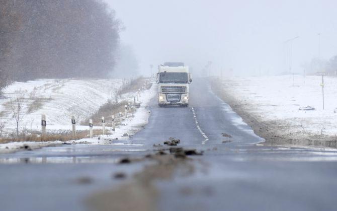 AKTUÁLNĚ: Hory jsou opět pod sněhem, silnice blokovaly kamiony. Jeden sypač havaroval