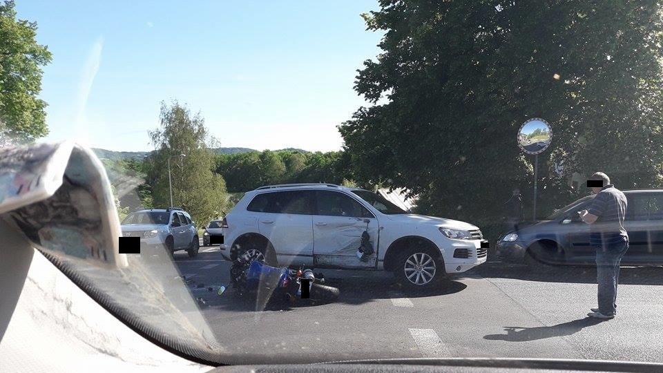 Aktuálně! Nehoda motorky a auta si vyžádala zranění