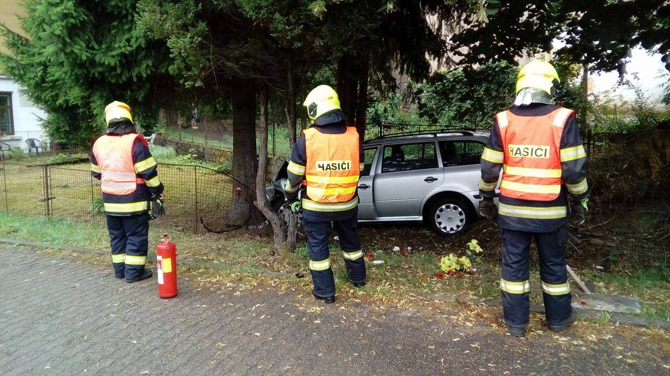 V Jílovém narazilo auto do stromu. První na místě byli strážníci a řidiči poskytli předlékařskou pomoc