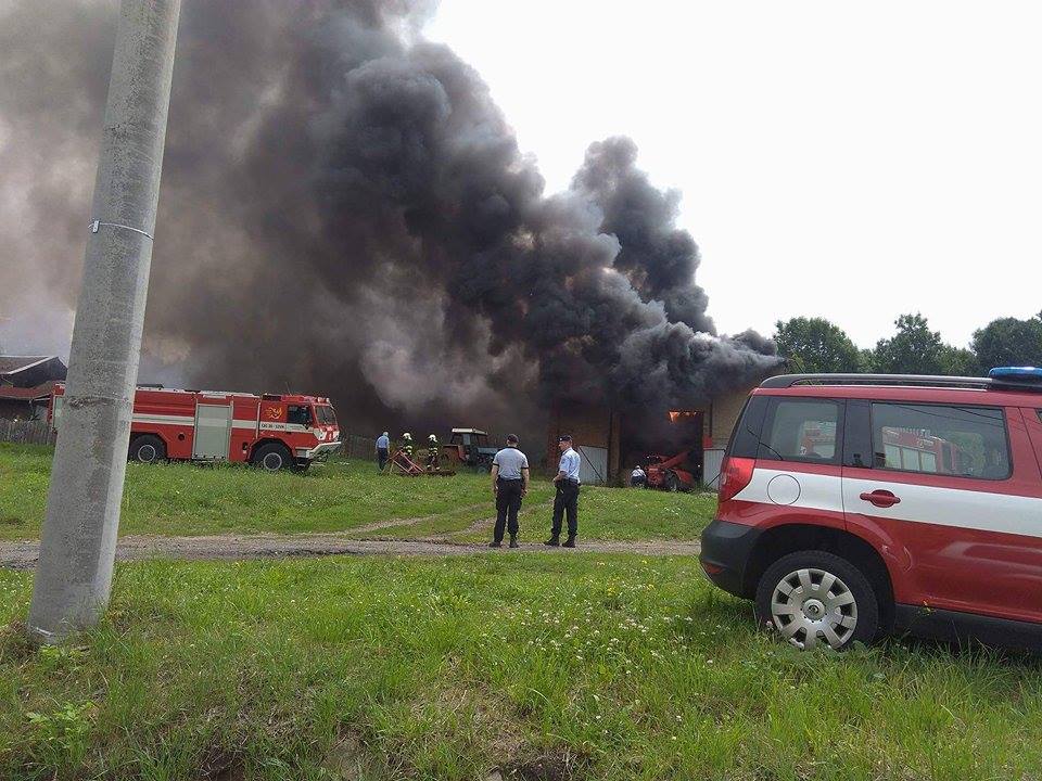 Několik jednotek hasičů zasahuje již několik hodin u velkého požáru seníku na Děčínsku