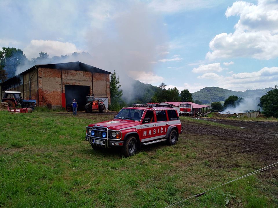 Hasiči druhý den zasahují u požáru seníku v obci Hliněná na Děčínsku