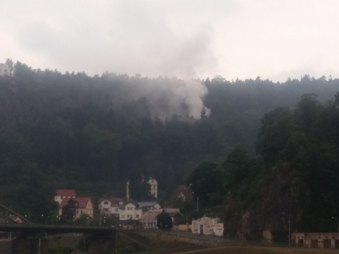 Policisté a hasiči prověřovali ráno stoupající kouř vycházející z lesa