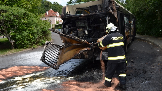 K požáru busu MHD vyjely dvě hasičské jednotky. Hořel u nemocnice