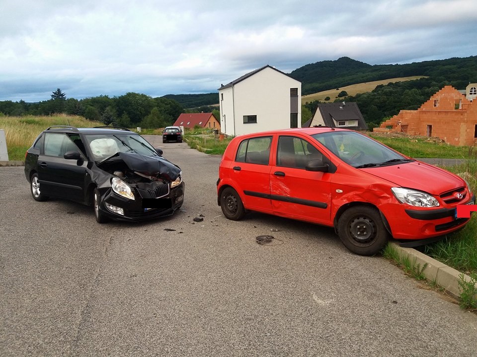 Jílové: Při střetu dvou aut naštěstí nedošlo k žádnému zranění