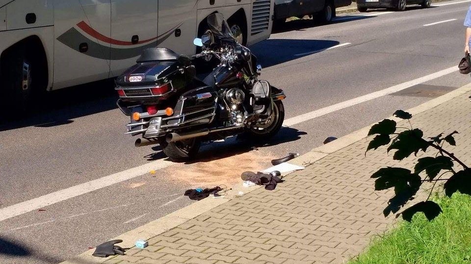 Aktuálně! U Střelnice v Děčíně se střetl autobus a motorka. Motorkáře odvezla záchranka