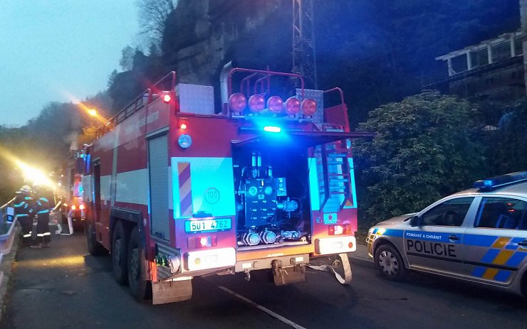 AKTUÁLNĚ: Hoří dům ve Hřensku, silnice od Děčína je zavřená