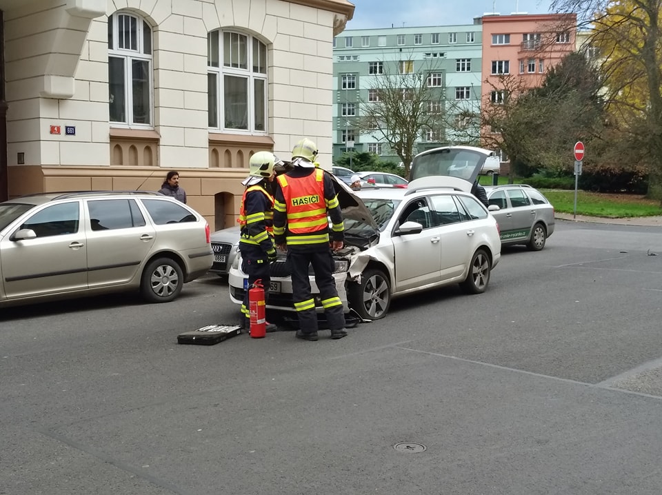 Nehoda dvou aut se naštěstí obešla bez zranění, ale bez hasičů už ne