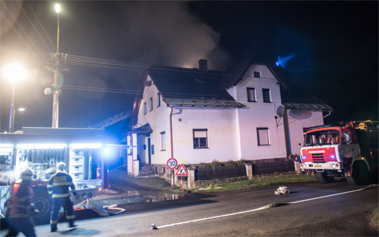 OBRAZEM: Čtyři jednotky hasičů likvidovaly požár v Dolních Mikulášovicích, příčina se vyšetřuje