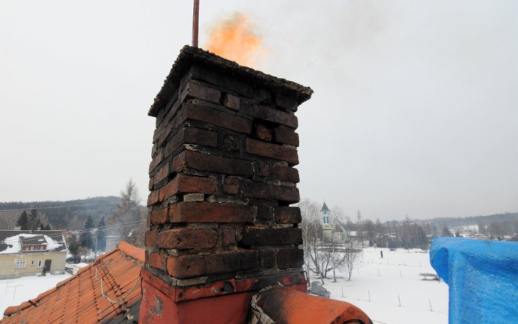 Hasiči likvidovali požár sazí v komínu, šlehaly z něj plameny