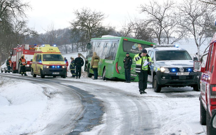 Ve Starém Jiříkově sjel autobus do příkopu, cestujícím z něj museli pomoci hasiči