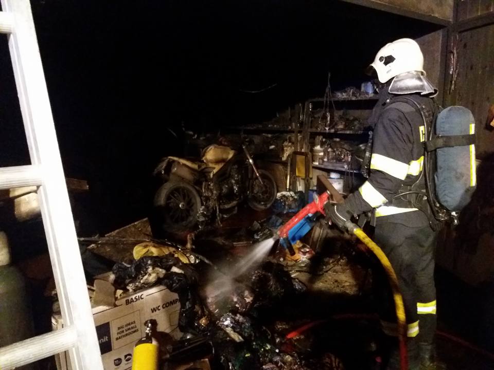 Bynov: Tři hasičské jednotky likvidovaly požár garáže. Plameny ji pohltily celou