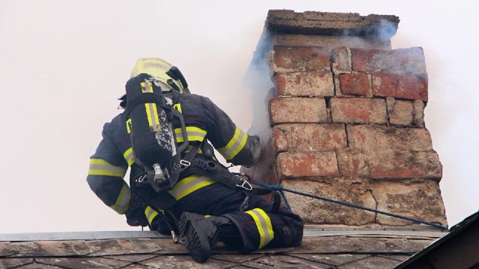Hazard s komínem: Zásah hasičů trval několik hodin