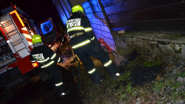 Jílové: Dvě hasičské jednotky vyjely k požáru sazí v komíně