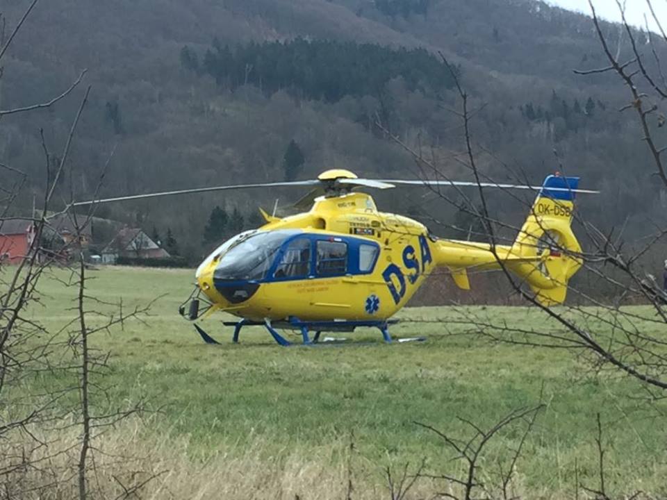 Děčín: U Březin přistál vrtulník. Zasahoval u pádu osoby z koně