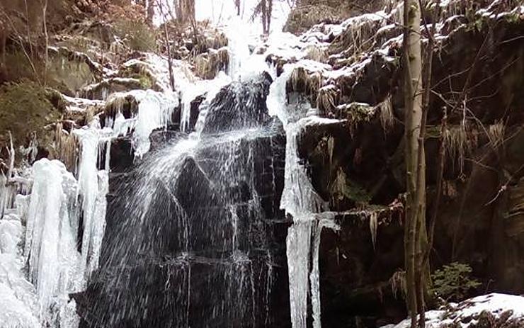 OBRAZEM: Takto zamrzá nejvyšší přírodní vodopád v Krušných horách. Byli jste tu někdy?