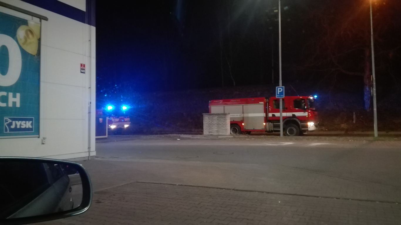 U Jysku hořel stánek. Jako první na místě hasila policie