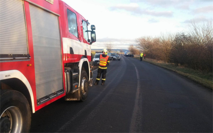 Auto sjelo ve Šluknově ze srázu a narazilo do stromu, dva lidé se zranili