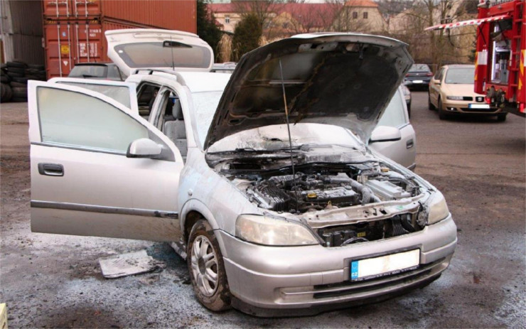 Hasiči v ranních hodinách vyjížděli k požáru auta v Děčíně. Příčinou byla technická závada