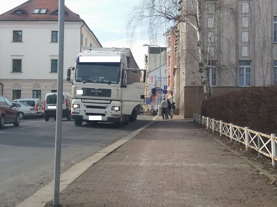 S kamionem se nevyšel pod most u Mototechny a musel couvat až na Teplickou ulici