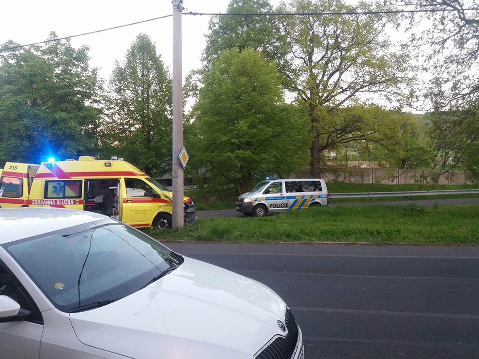 Dopravní policisté šetří nehodu sanitky a osobáku. Ke karambolu došlo v Libouchci