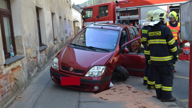 Děčín: U Kovočasu se srazila tři auta. Na místo jeli záchranáři i hasiči