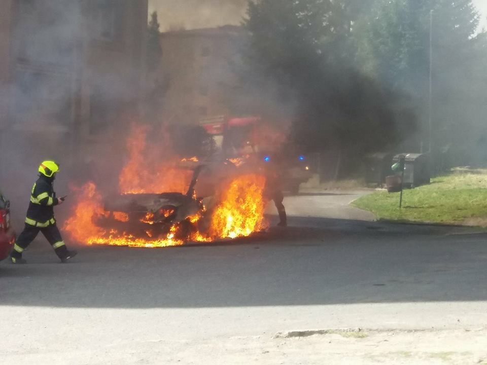 Aktuálně! Dvě jednotky hasičů vyjely k požáru auta. Jako první hasili strážníci a pracovníci města
