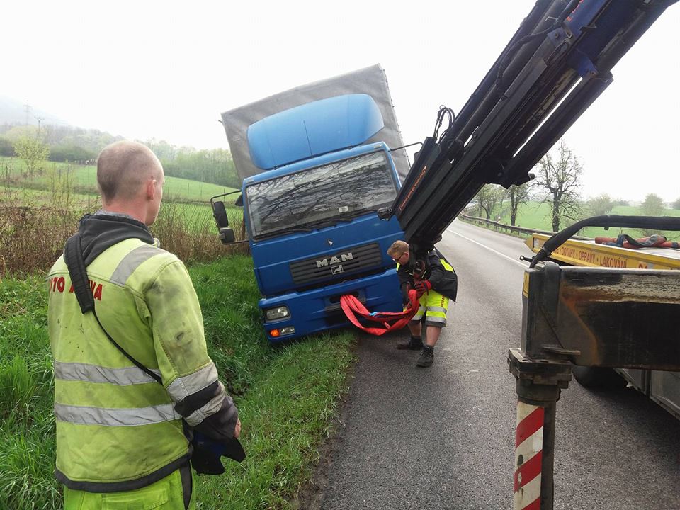 Nákladní vůz skončil mimo vozovku. Silnice byla uzavřena