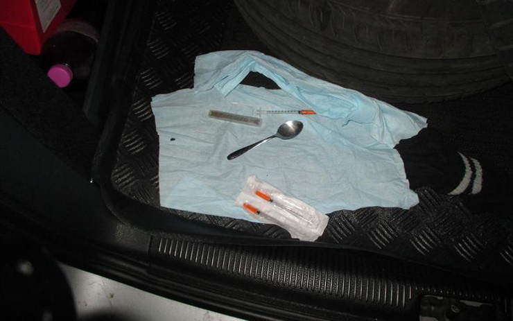 OBRAZEM: Kontrolovaný řidič byl pod vlivem drog, Rita mu v autě vyčmuchala marihuanu a pervitin