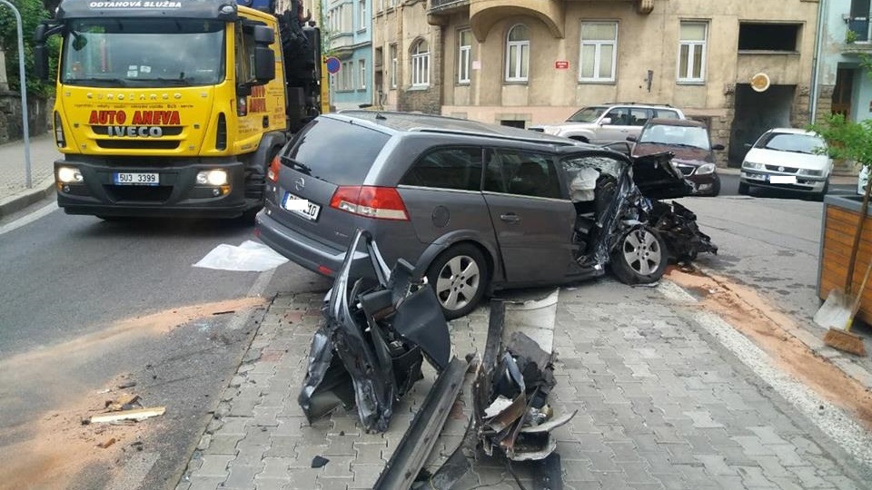 Děčín: Auto vyjelo mimo silnici, kde smetlo velké květináče. Na místo vyjeli záchranáři i hasiči