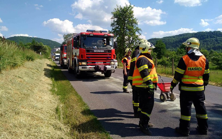 AKTUÁLNĚ: Dvě jednotky hasičů likvidují olejovou skvrnu na silnici mezi Březinami a Děčínem